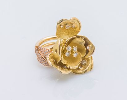 JUNLON Paris
Importante bague fleur en or...