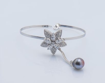 Bracelet jonc ouvrant en or gris 18 carats...