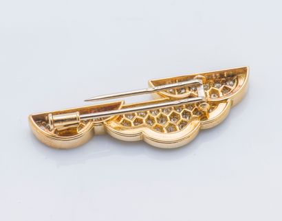 O.J. PERRIN
Broche clip de revers en or jaune...