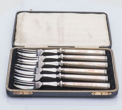 Six fourchettes à gâteau en argent (925‰),...