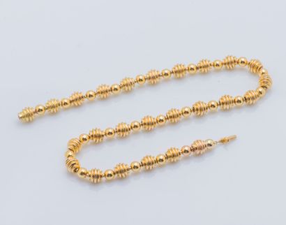 Collier ras de cou en or jaune 18 carats...