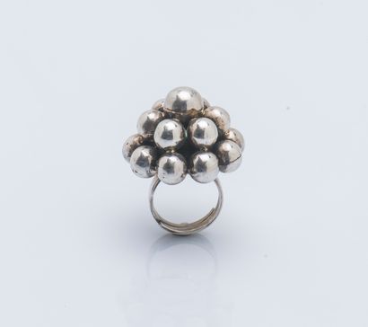 Bague en argent (800 ‰) dessinant un dôme...