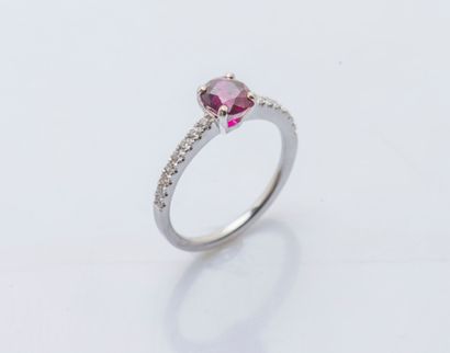Bague en or gris 18 carats (750 ‰) ornée...