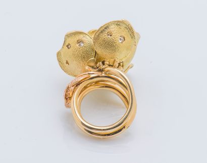 JUNLON Paris
Importante bague fleur en or...