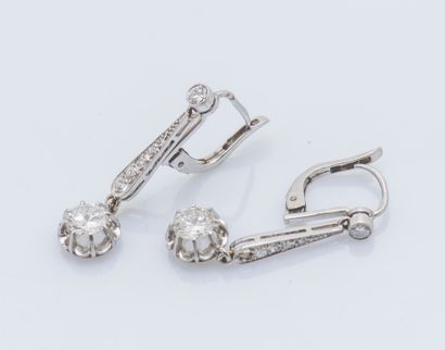 Paire de pendants d’oreilles en or gris 18...