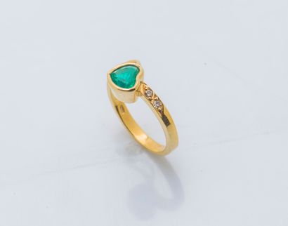 Bague en or jaune 18 carats (750 ‰) ornée...