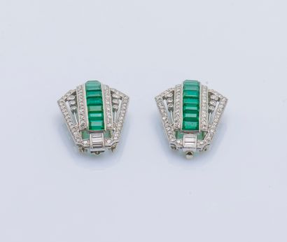 
Paire de clips de revers en or gris 18 carats...