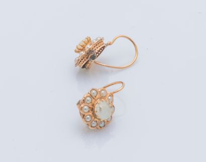 Paire de dormeuses en or jaune 18 carats...