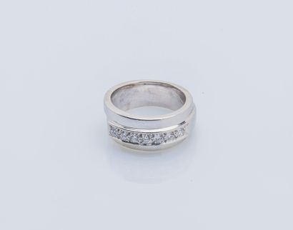 Bague bandeau en or gris 18 carats (750 ‰)...