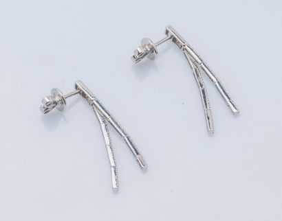 Paire de pendants d’oreilles en or gris 18...