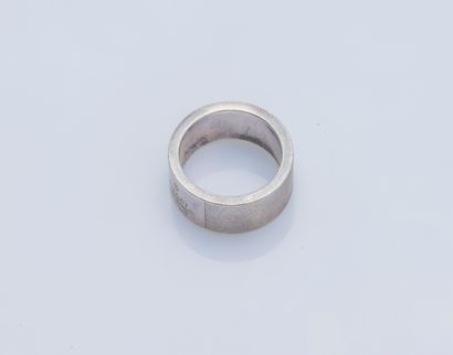 GUCCI
Bague jonc plat en argent (800 ‰) ciselé...