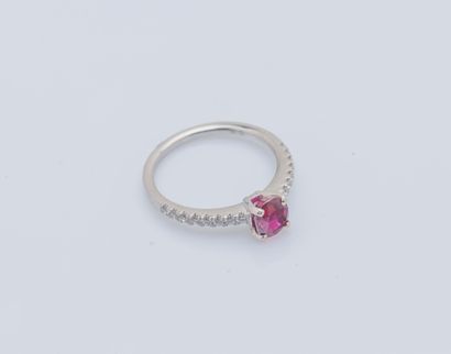 Bague en or gris 18 carats (750 ‰) ornée...