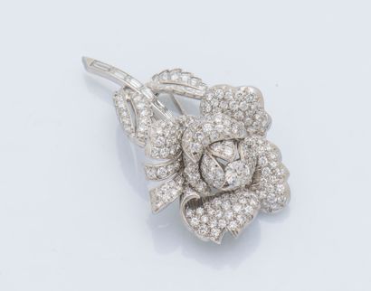 Clip de revers fleur en platine (950 ‰) et...