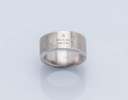 GUCCI
Bague jonc plat en argent (800 ‰) ciselé...
