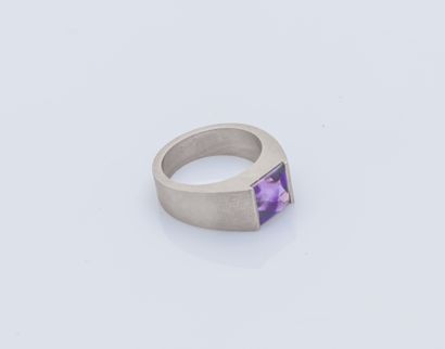 Bague de forme chevalière en or gris 18 carats...
