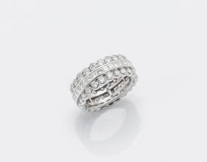 Alliance en or gris 18 carats (750 ‰) formée...
