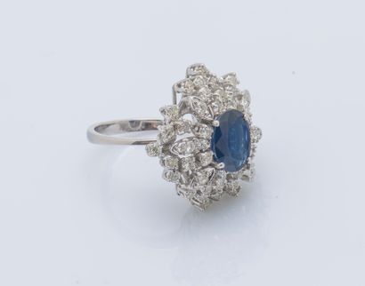 Importante bague fleur en or gris 18 carats...