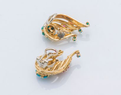 Paire de boucles d’oreilles palme en or jaune...