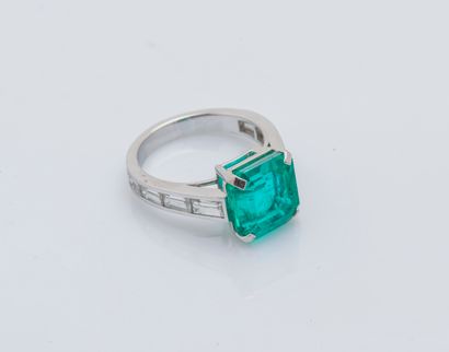 Bague en or gris 18 carats (750 ‰) ornée...
