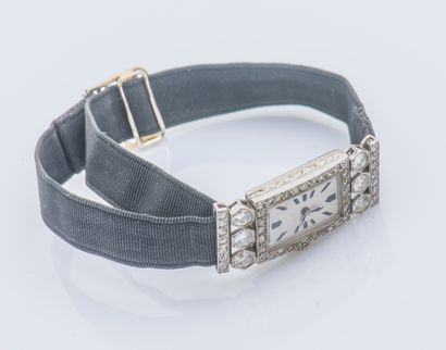 Montre de dame en platine (950 ‰), le boîtier...