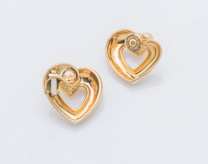 Deux boucles d’oreilles assorties pour le...