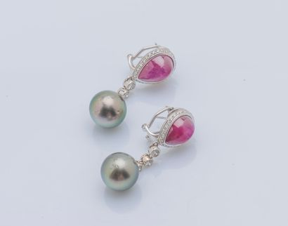 REPOSSI
Paire de pendants d’oreilles en or...