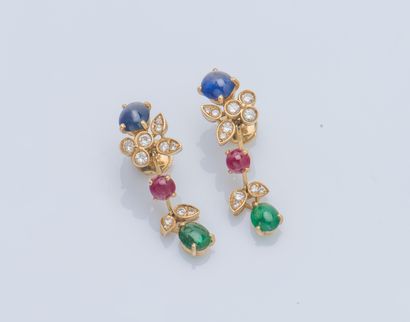 Paire de pendants d’oreilles dessinant des...