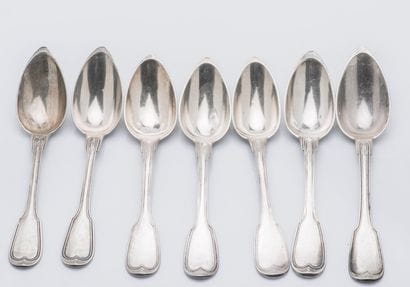 Ensemble de 26 grandes cuillères en argent...