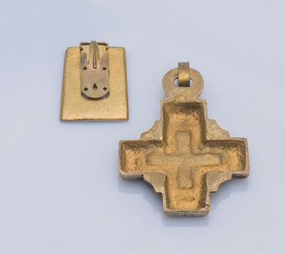 Dans le goût de Line VAUTRIN
Pendentif croix...