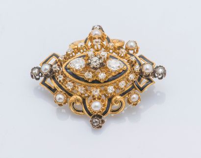 Broche dessinant un important fleuron formant...