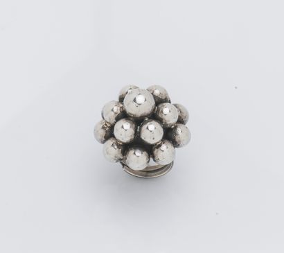 Bague en argent (800 ‰) dessinant un dôme...