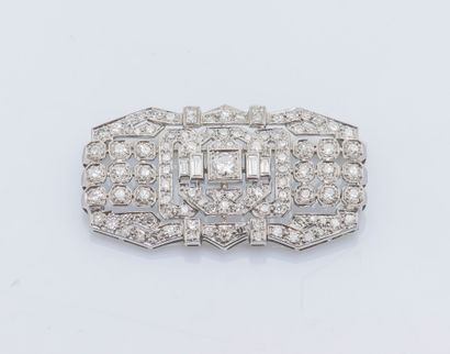 Broche plaque en or gris 18 carats (750 ‰)...