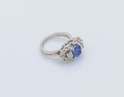 Bague en platine (950 ‰) sertie d’un saphir...