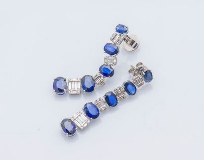 Paire de pendants d’oreilles en or gris 18...