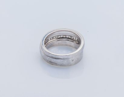 Bague bandeau en or gris 18 carats (750 ‰)...