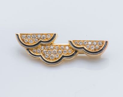 O.J. PERRIN
Broche clip de revers en or jaune...