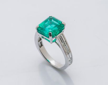 Bague en or gris 18 carats (750 ‰) ornée...