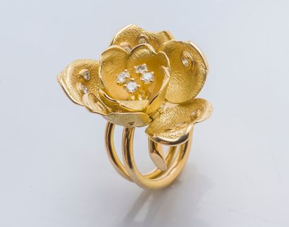 JUNLON Paris
Importante bague fleur en or...