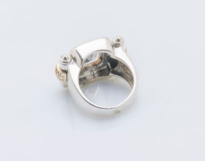 Importante bague de forme tank en argent...