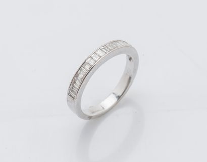Demi-alliance en or gris 18 carats (750 ‰)...