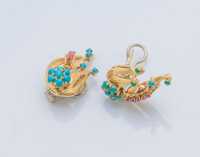 Paire de boucles d’oreilles palme en or jaune...