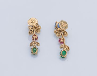 Paire de pendants d’oreilles dessinant des...