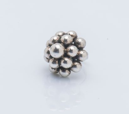 Bague en argent (800 ‰) dessinant un dôme...