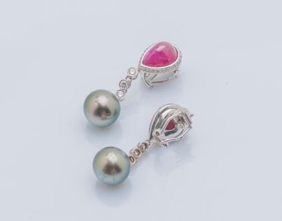 REPOSSI
Paire de pendants d’oreilles en or...
