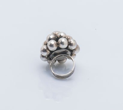 Bague en argent (800 ‰) dessinant un dôme...