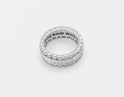 Alliance en or gris 18 carats (750 ‰) formée...