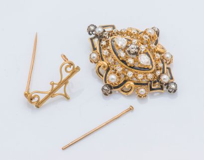 Broche dessinant un important fleuron formant...