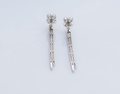 Paire de pendants d’oreilles en or gris 18...