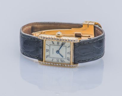 CARTIER
Montre Tank mini de dame en or jaune...