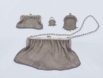 Lot en argent (800‰) comprenant un sac du...